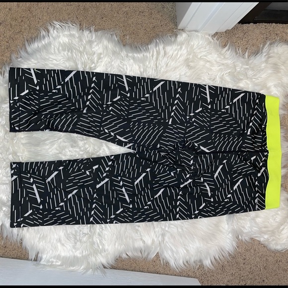 Size Medium Nike Pro workout pants, like new - Picture 2 of 6